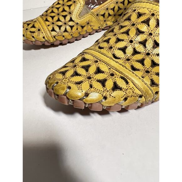 Spring Step NEW Yellow Leather Flowerflow Cutout Flats Shoe Loafer 39 EU 8.5 US - Picture 3 of 7
